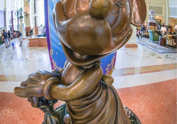 ディズニーランドホテル　ミニーの彫像