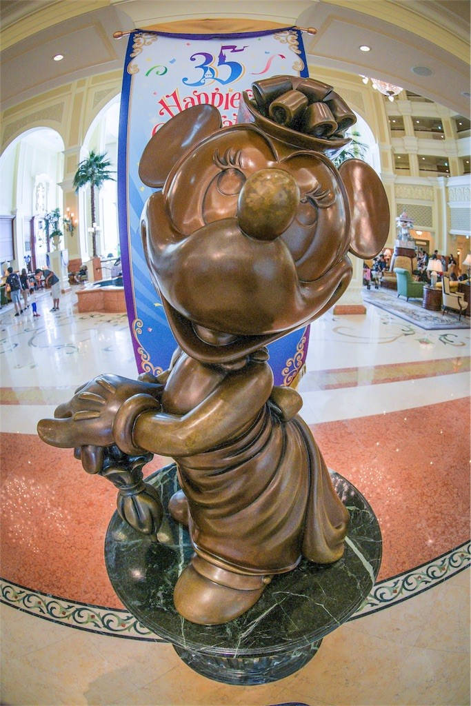 ディズニーランドホテル　ミニーの彫像