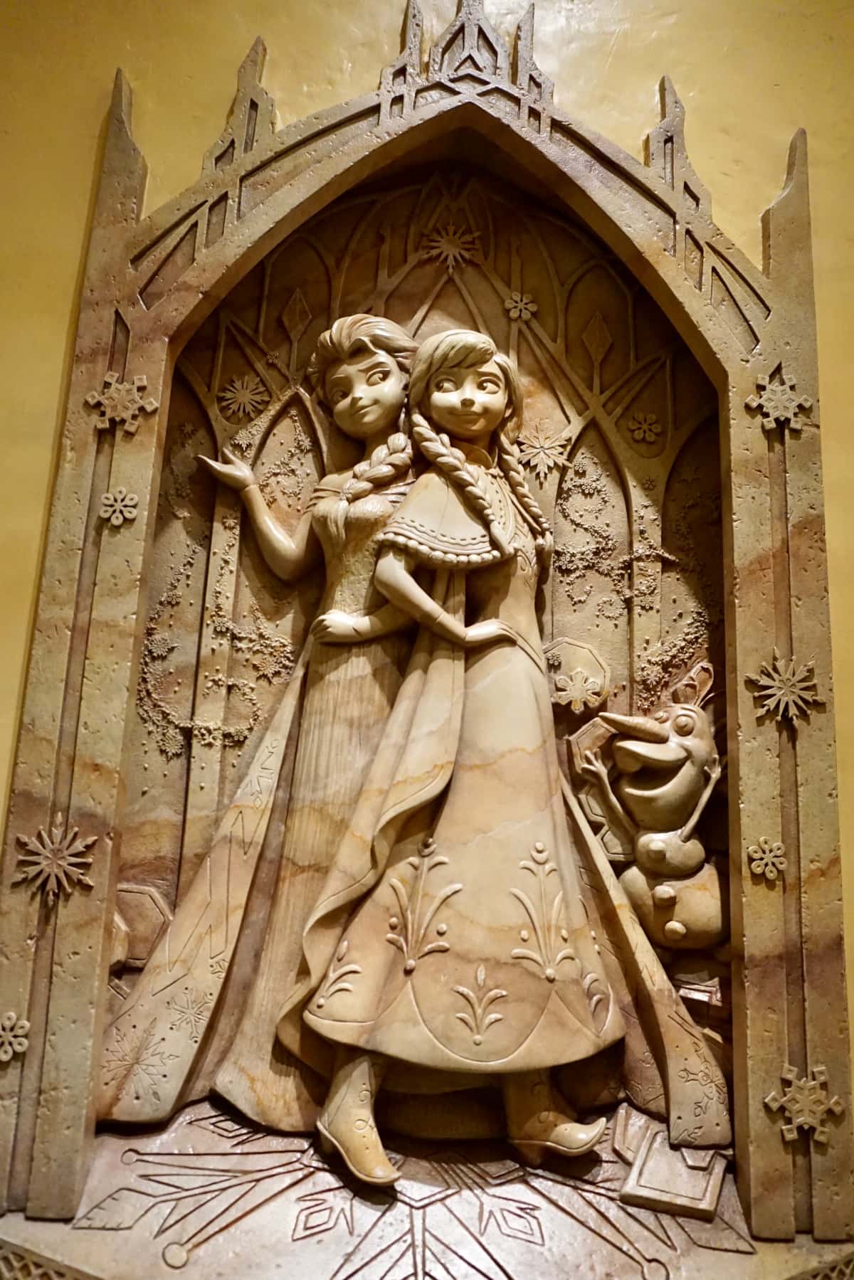 アナとエルサの彫刻