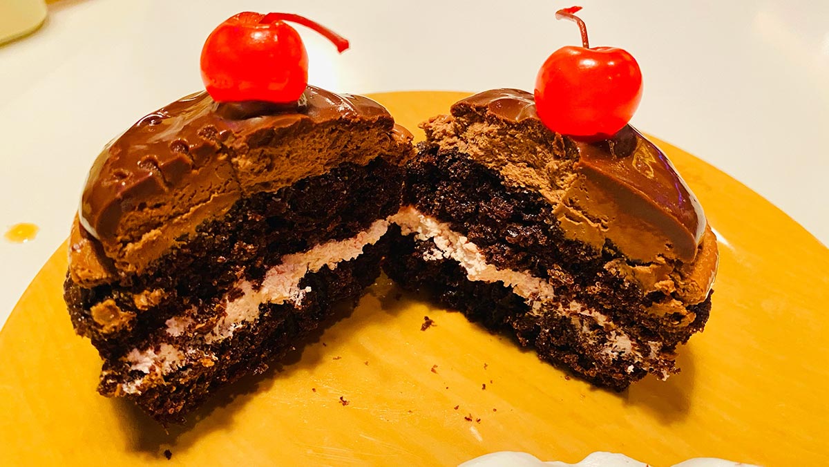 ダブルチェリーのチョコレートカップケーキ